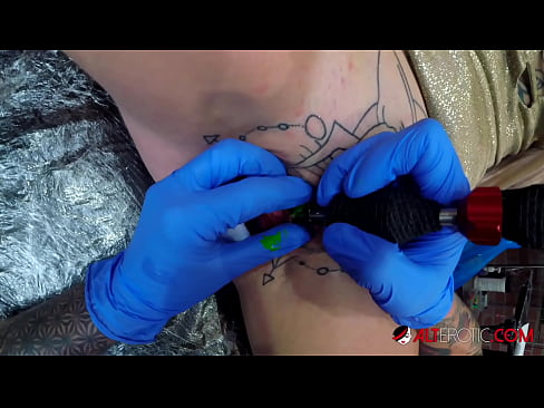 ❤️ Ekstremt tatovert hottie Sully Savage tok en tatovering på klitoris ️❌ Russisk porno hos oss no.muitohentai.ru ☑